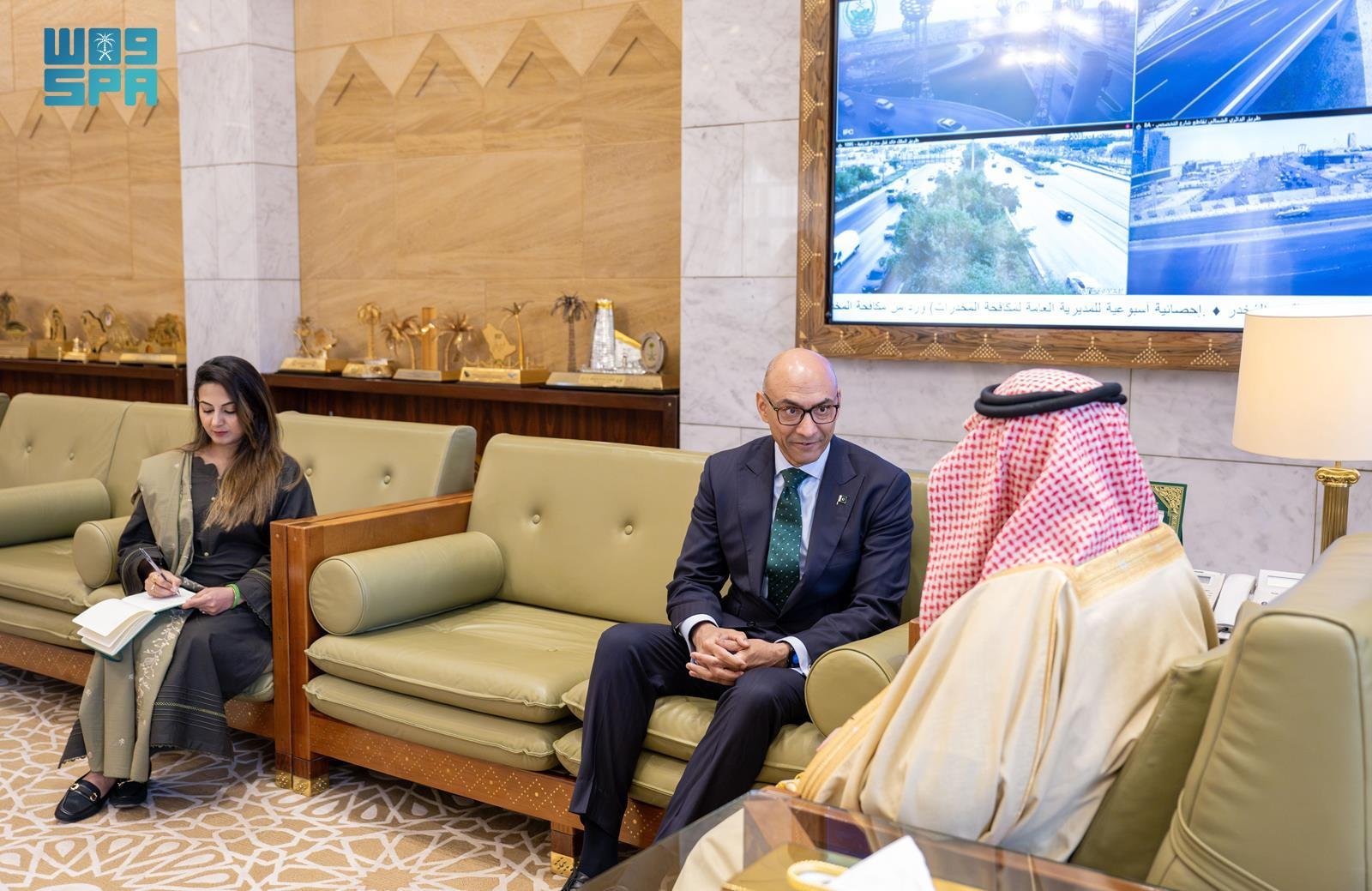 صور .. أمير منطقة الرياض يستقبل سفير باكستان لدى #المملكة. 