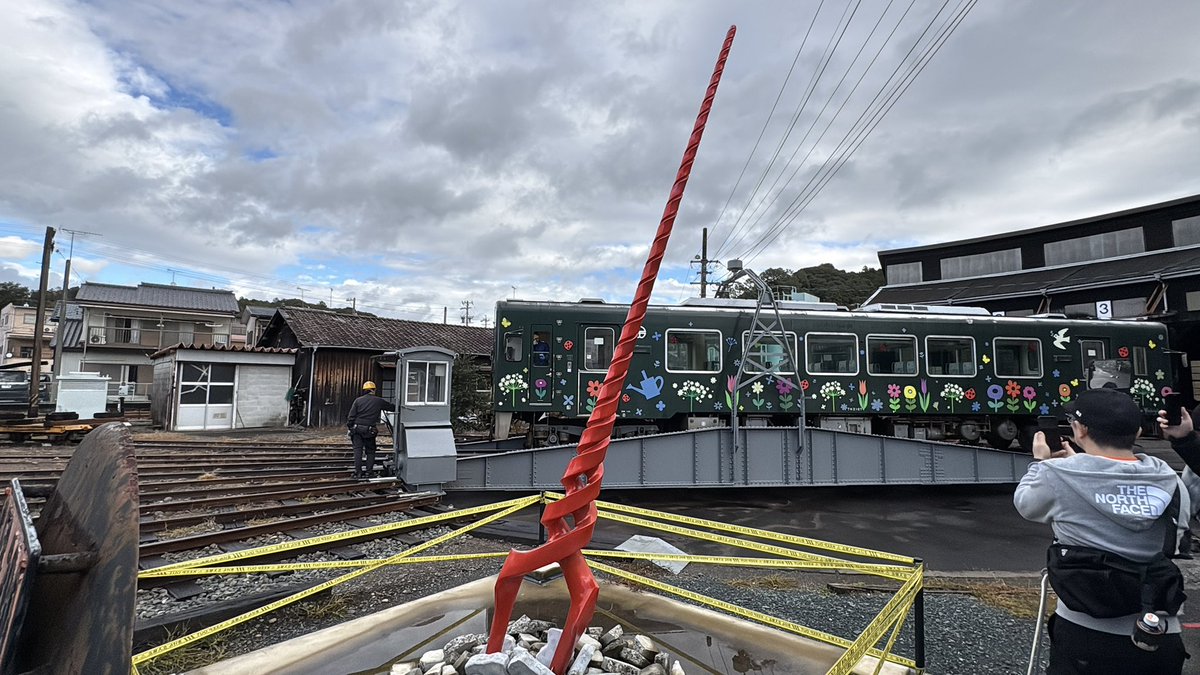 天竜二俣駅で電車に乗ったまま洗車されて、転車台の上で360度回って