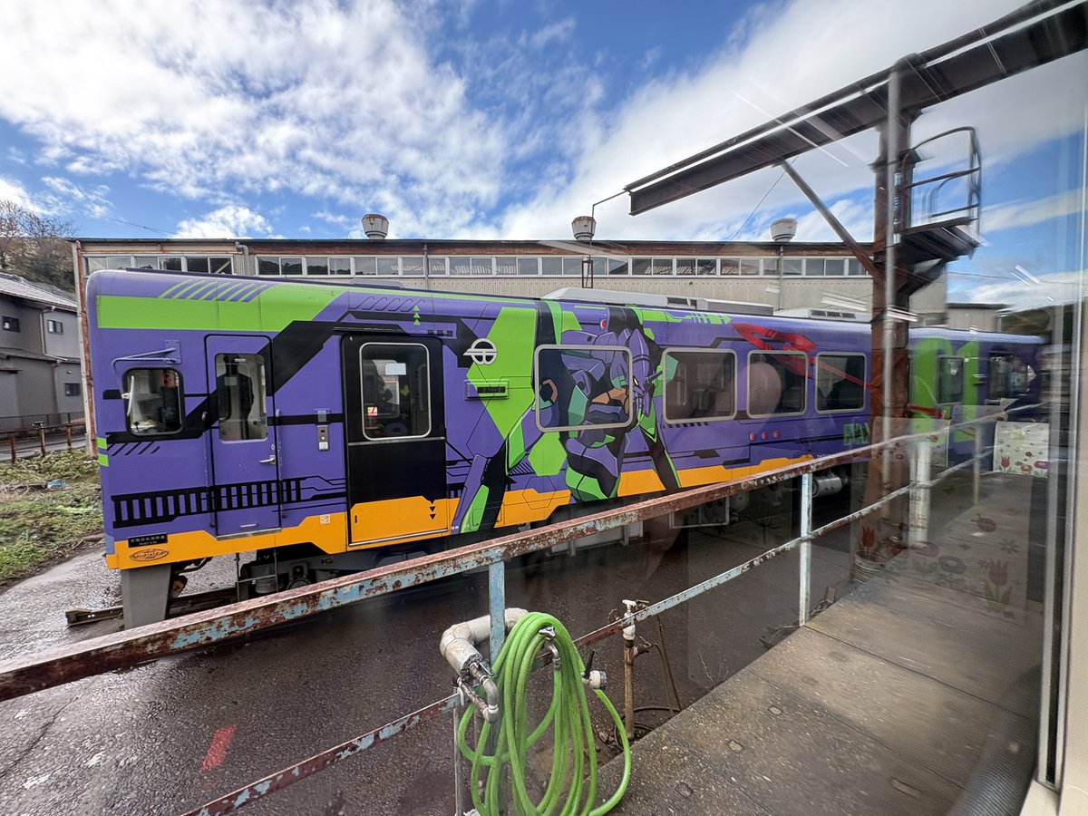 天竜二俣駅で電車に乗ったまま洗車されて、転車台の上で360度回って