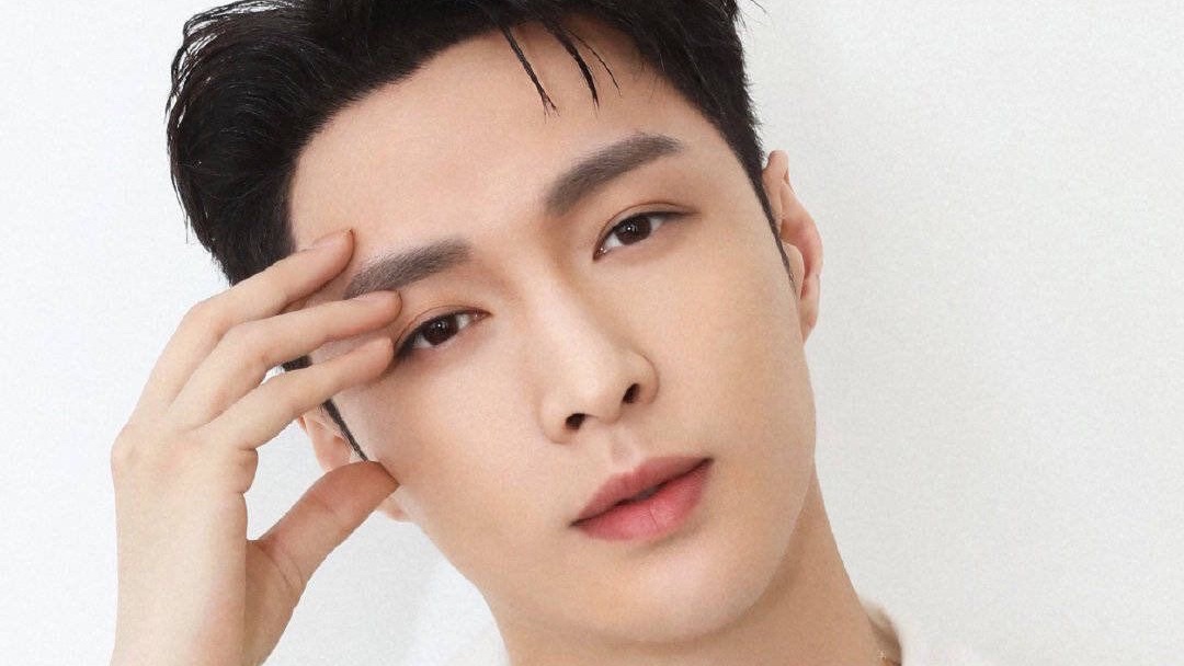 npomvtt's tweet image. Lay divulga pedido de desculpas aos fãs por não poder participar do fanmeeting do EXO, ‘EXO’verse’, por motivos de agenda lotada:

“Para todos os amigos que se importam comigo,

Olá a todos, aqui é Zhang Yixing.

Devido à participação em um evento importante no Teatro Nacional da…