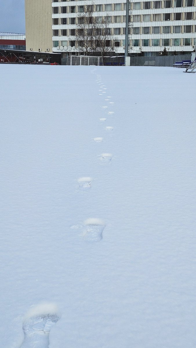 Дзеля прабежкі на мора па снезе і пад снегам я сёння не пайшла на сваю любімую велатрэніроўку. На выпадак калі снегу больш не будзе. Лаўлю момант, так сказаць. 
На стадыёне дабягала трохі, каб было роўна як трэнер загадаў. 
І прынесла зімовае вам воо 🫴 Ці мала ў вас вокнаў няма