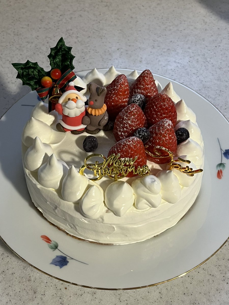 sk86928's tweet photo. ちょっと早いメリークリスマス🎅🎄手前のホイップの形ちょっと失敗😔❤️
#メリークリスマス #クリスマス #クリスマスケーキ #ショートケーキ #ショートケーキづくりの日 #ケーキ https://t.co/u2Kf6Lrsr8