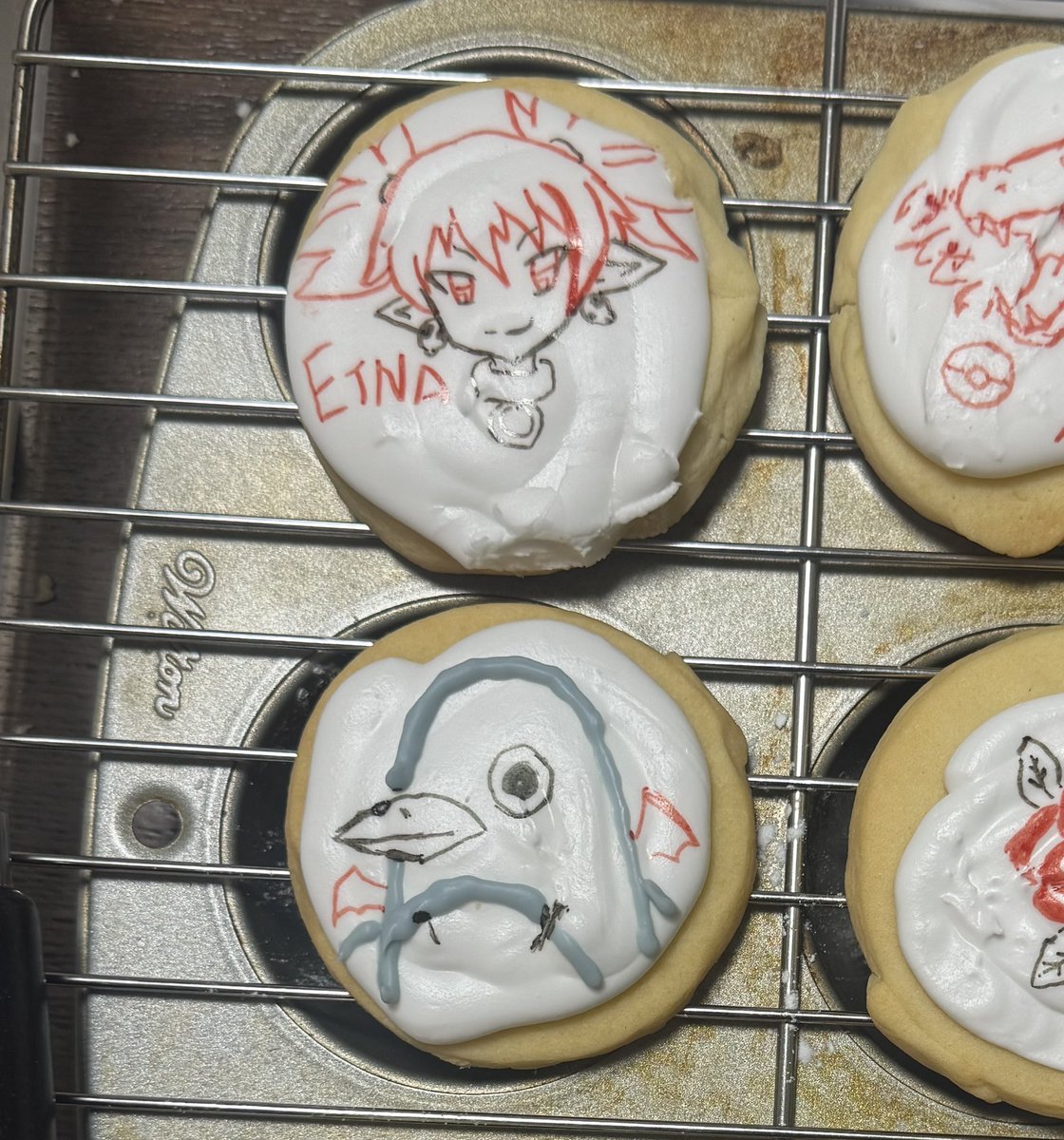 Drawing on cookies for the holidays is harder than it looks. Anyway, snuck in some Etna and Prinny as self indulgent fun while making presents. #ディスガイア #魔界戦記ディスガイア