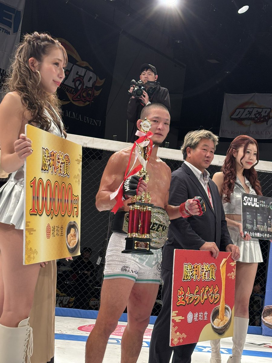 青井人3R判定勝利で王座防衛👑

カウンター、距離管理、ストライクtoショット…と新進気鋭の若手選手に青井が今持っている全てのMMAで勝負しました。

これでBLOWS2025年は終了🙏
今年も沢山の応援ありがとうございました❗️

また来年も西から風を吹かせますので応援よろしくお願いします🙇‍♂️
Wind BLOWS