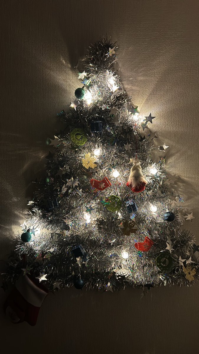 海外で流行ってる壁につくるクリスマスツリーかわいくできてうれしい⛄️🎄❄️