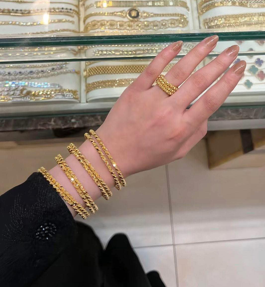 بصراحة بقى أنا لا مع الإيد الشقيانة ولا الإيد الكسبانة
أنا مع الإيد المتسيغة