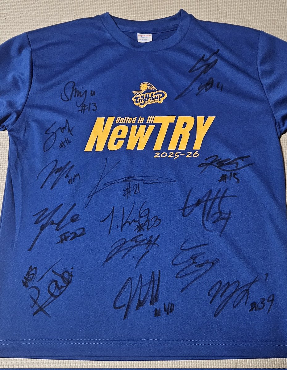 勝った〜✨ 連勝〜✌ いいDFでした☺👍 全選手サインはTシャツに