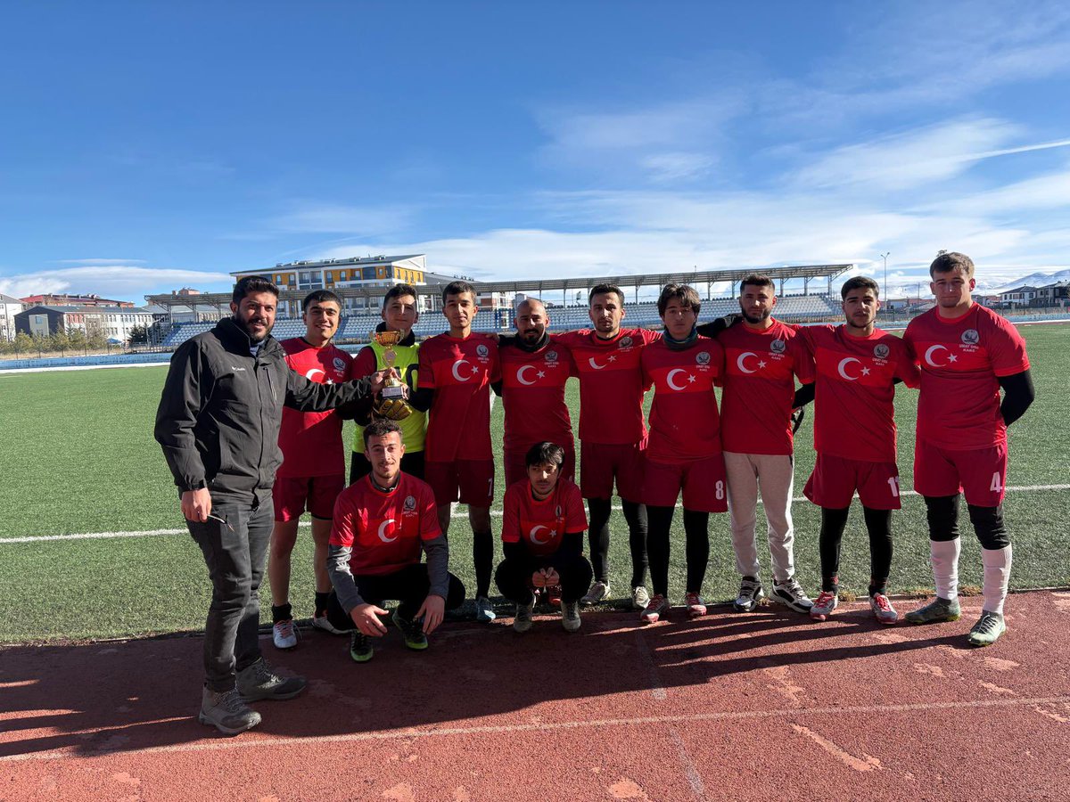 KarsKYGM's tweet photo. ⚽️🤝 #Yurtlig Futbol Turnuvası sona erdi.
Turnuva boyunca sahada mücadele, tribünde dostluk vardı.
Katılım sağlayan tüm yurtlarımıza ve emeği geçen herkese teşekkür ediyoruz.
Kazanan dostluk oldu 🏆 https://t.co/6njBINh5Vt