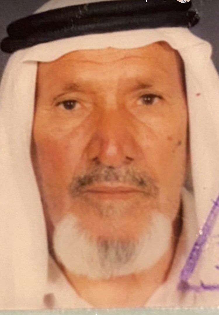 Drsaudaldaihani's tweet photo. أبو عبيد (محمد بن غتر المطيري) :
صاحب القدر الجليل، والسيرة العطرة، سخيّ النفس واليد؛ فبيته في سنين العوز، هذا رائح  منه وذاك غاد .
كان –رحمه الله– محل ثقة الجهات المعنية، يُعتد بشهادته، وتُقبل تزكيته، ويُشكر سعيه لمن أراد الالتحاق بالسلك الوظيفي.
فهو من أهل المكانة السامية في الرأي والمشورة، عند الخاصة والعامة.
مات، ولم يمت ذكره...
    حيٌّ على مر الليالي باقي.