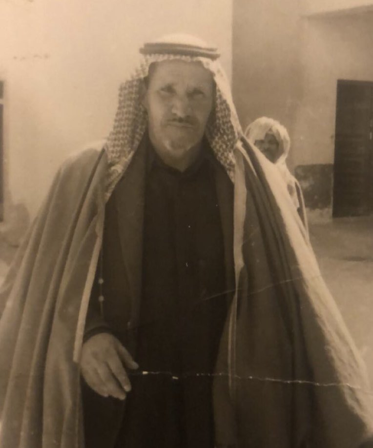 Drsaudaldaihani's tweet photo. أبو عبيد (محمد بن غتر المطيري) :
صاحب القدر الجليل، والسيرة العطرة، سخيّ النفس واليد؛ فبيته في سنين العوز، هذا رائح  منه وذاك غاد .
كان –رحمه الله– محل ثقة الجهات المعنية، يُعتد بشهادته، وتُقبل تزكيته، ويُشكر سعيه لمن أراد الالتحاق بالسلك الوظيفي.
فهو من أهل المكانة السامية في الرأي والمشورة، عند الخاصة والعامة.
مات، ولم يمت ذكره...
    حيٌّ على مر الليالي باقي.