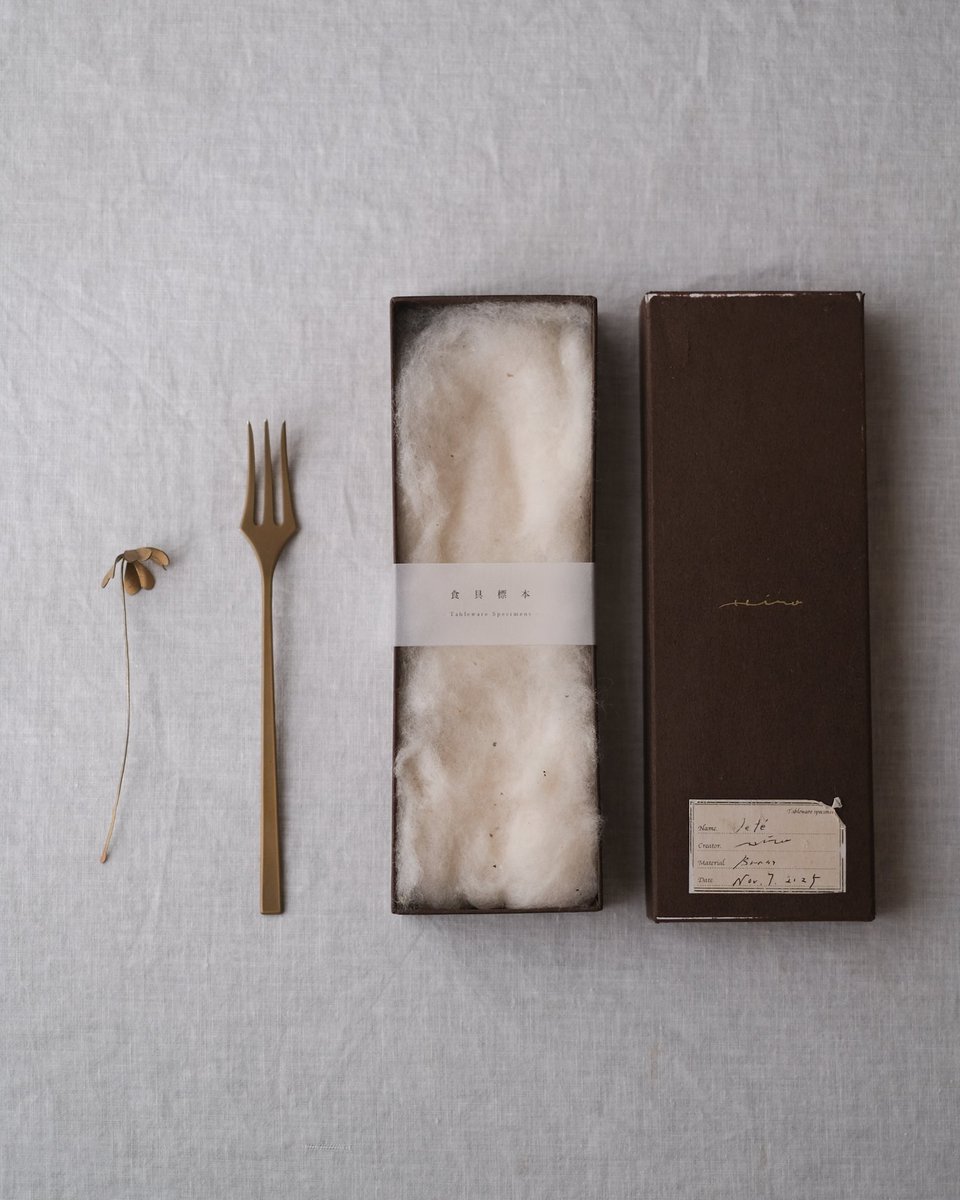 この日付と一緒に、どんな時間を重ねるだろう。

食具標本のラベルに刻んだ日付は、完成の記録であり、お迎えいただいた“今”の栞です。

10年後、20年後、
ふと目に留まったその日付が、
「あの頃」を静かに連れてきますように。

-
オンラインショップ掲載中↓
shop.konohino.com/collections/hi…