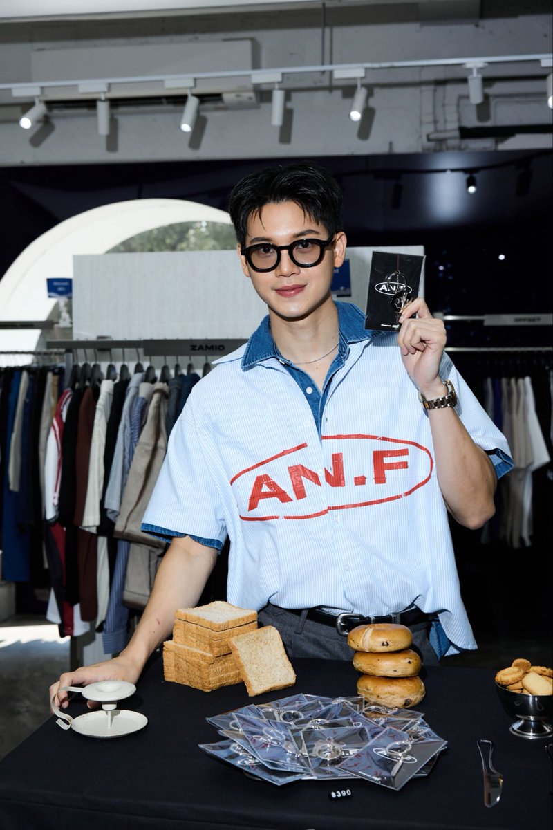 SECRET_Styled's tweet image. “หยิ่น-อานันท์" สร้างปรากฏการณ์สตรีทแฟชั่นครั้งใหม่ ส่งแบรนด์ ANWYLL จับมือ FREAK เปิดตัว Collection พิเศษ "AN.F Midnight Bakery”

#yinyin_anw  #หยิ่นอานันท์
#ANF
#MidnightBakeryCollection
#ANWYLLx #freakth

ANWYLL แบรนด์เสื้อผ้า Street Style นำโดย CEO และศิลปิน "หยิ่น อานันท์"