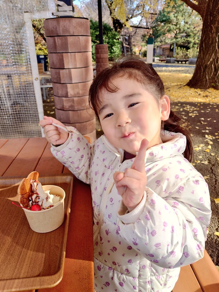 220508satsuki's tweet photo. 最近は、落ち葉遊びしたり🍂新しく出来たクレープ屋さん行ったり🌯井の頭動物園で遊んでソフトクリーム食べたり🍦 

最近の好きなテレビ番組📺️
アニメはスーパーキティが1番なんだけど、なんかめっちゃ「華大さんと千鳥くん」にハマってて毎週爆笑して観てる咲月です👧

#3歳児
#3歳7ヶ月
#華大千鳥 https://t.co/M2WEj6Bkoa