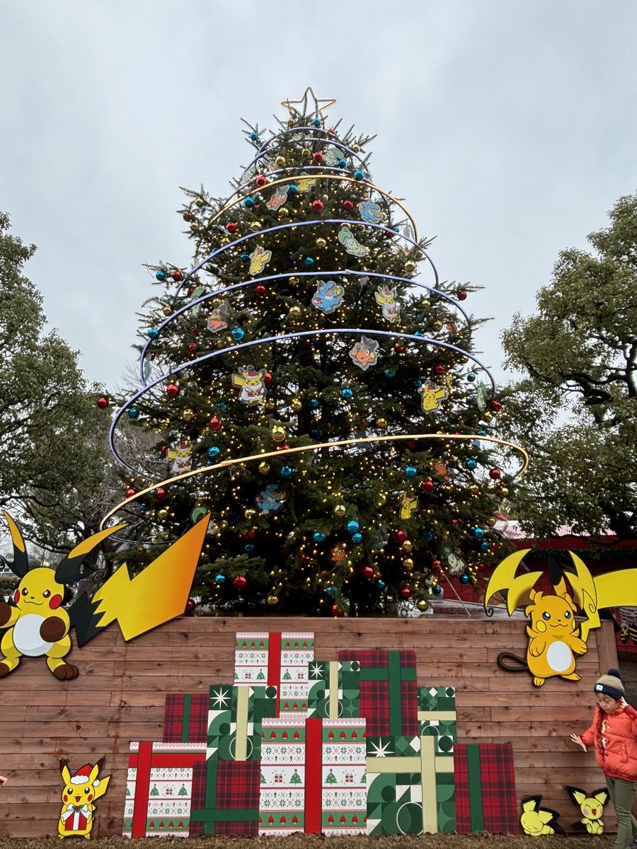 ポケモンのクリスマスツリー、 とても素敵だった🎄✨ 晴れのときにまた