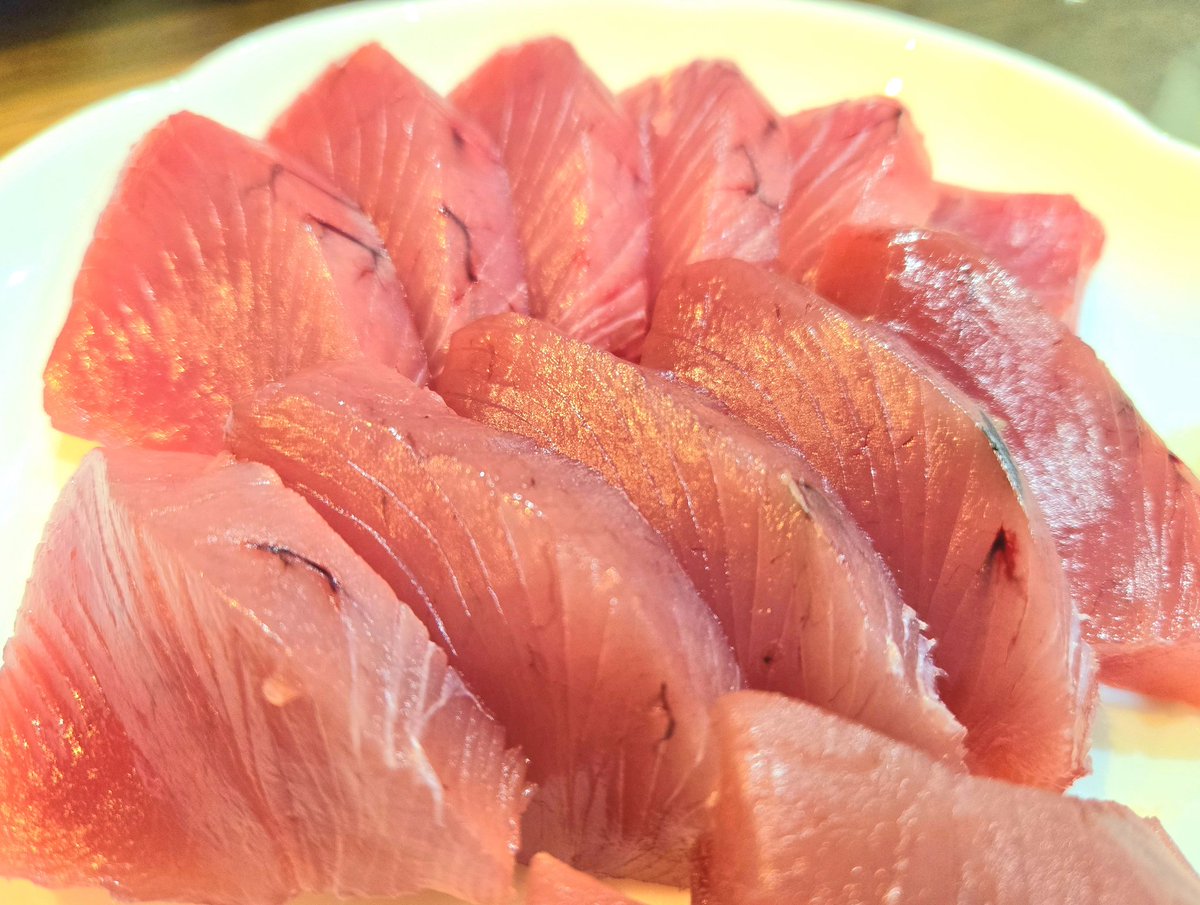 鰹ともシビとも違う、酸味に旨味
を感じるヨコワの美味さ。