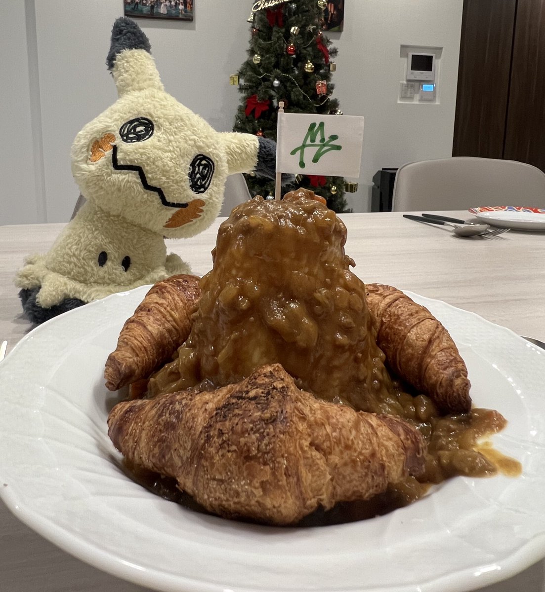 CaptainGalax7's tweet photo. #PokemonLegendsZA
#ポケモン 
クロワッサンカレー作った✌️
ミミッキュも喜んでおります
次は���ーナツ作って見ます https://t.co/ZS75opozNw