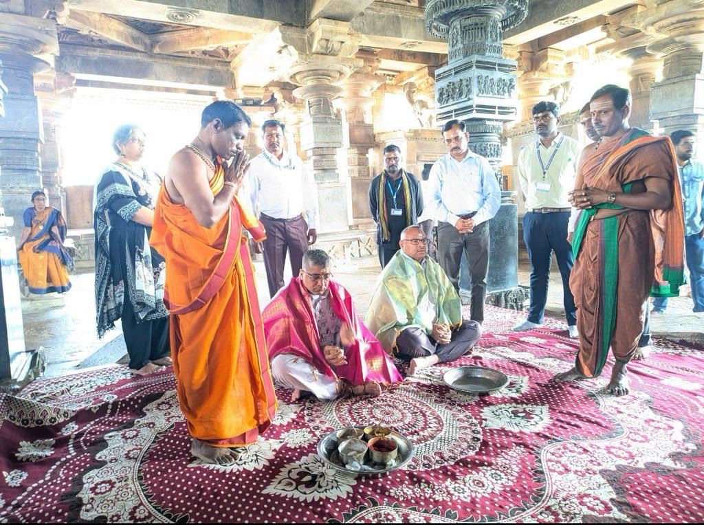 IndiaatUNESCO's tweet photo. After the end of the 20COM/ICH, Amb @VishalVSharma7 inspected conservation work by the @ASIGoI at the @UNESCO World Heritage Site, #Rudreshwara #Ramappa Temple in the Mulugu district of Telangana state. 🇮🇳 🇺🇳 https://t.co/wUmQKvPzSy