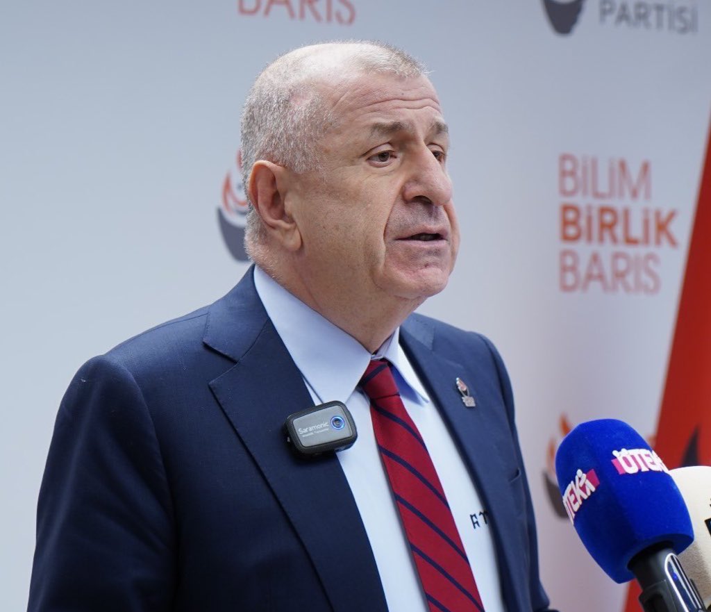 ajansoteki's tweet photo. 💥Ümit Özdağ: (Teröristbaşı Abdullah Öcalan’ın talepleri hk.)

“Sanki Türkiye, PKK’ya yenildi. Türk ordusu kayıtsız şartsız teslim oldu. PKK kurucu önderi törenle federal yeni devletin de kurucu önderlerinden birisi oluyor. 

Birisinin bu adama Türk devletinin elinde mahkum olduğu, TSK’nın PKK’nın Irak’ta kilit pençe harekatı ile canını okuduğunu ve SDG’nin çok güvenliği İsrail’e rağmen düz Suriye arazisinde yok edilmesinin çok zor olmadığını anlatmasının vakti gelmedi mi? 

Yoksa PKK’ya anahtar teslim devlet mi hediye edeceksiniz?”