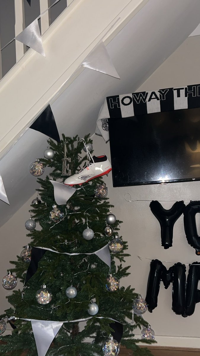 NatalieNibble's tweet photo. @IsaacHayden65 boots on the tree the day. BIG OCCASION 🤍🖤 TOON TOON #nufc https://t.co/2uRFporgnH