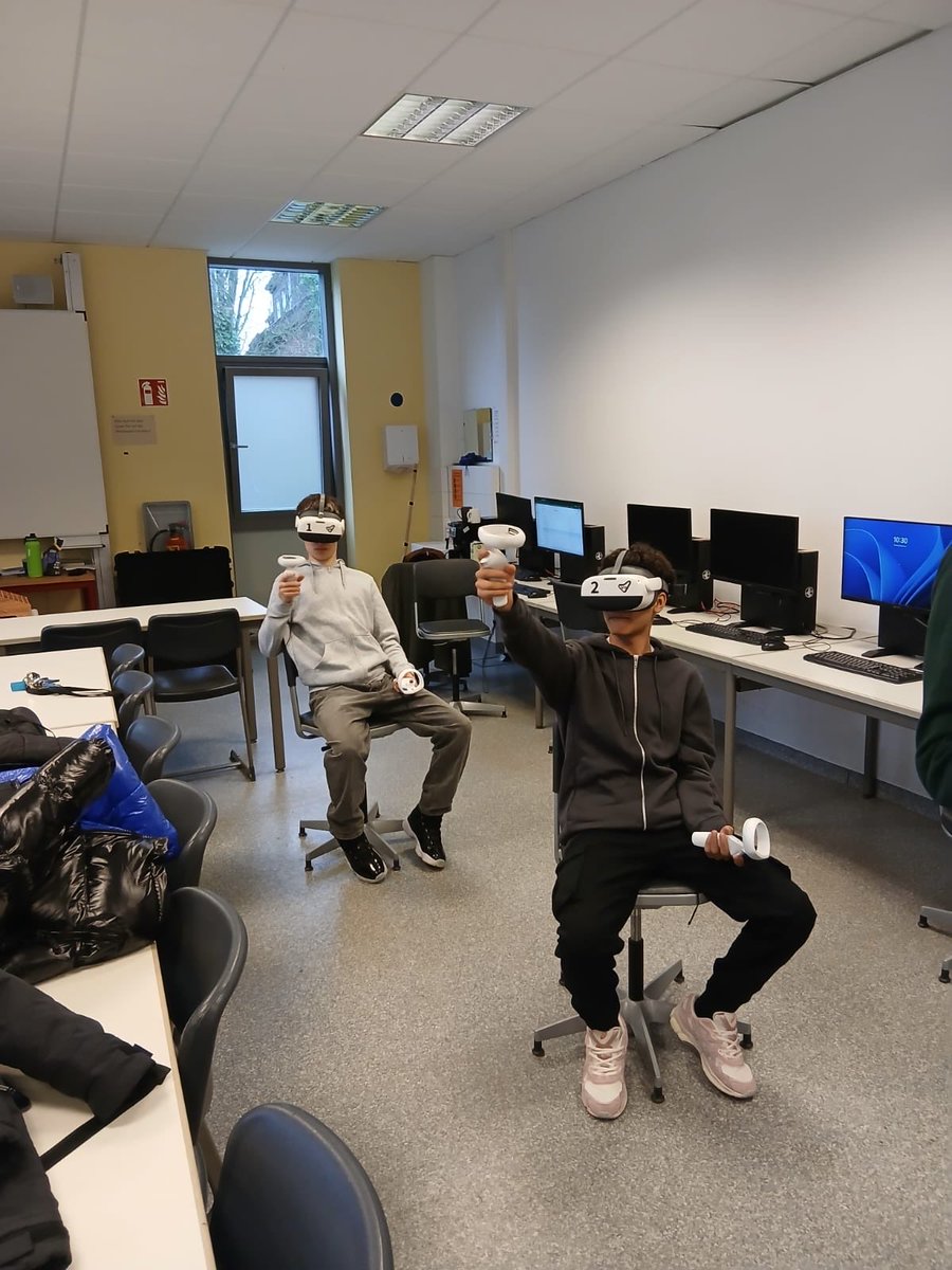 QuercusIeso's tweet photo. Del 29 de noviembre al 5 diciembre un grupo de alumnos han participado en un proyecto de robótica en una actividad de grupo Erasmus en Alemania. 

¡Qué bonita experiencia! 🇩🇪🛫

@educacyl 
@EUErasmusPlus 
@sepiegob https://t.co/6N40zh0kW4
