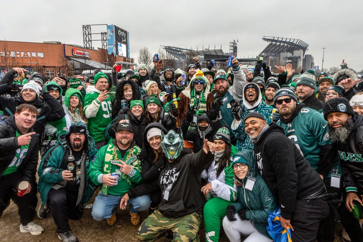 4thandJawn's tweet photo. #4thandjawn #Eagles #Raiders TAILGATE 
• FREE to attend…FREE Food and drink! (Bring whatever you like to eat or drink)
• Lot G2
• Beer provided by @budlight 
•Hard Ice Tea by @crookedtea 
• Hydration by @drinkrecover 
• Cheesesteaks by @HollywoodHearn 
• Pizza by Francello’s Pizzeria & Ristorante
•Steaks provided by Cifelli’s Pizza 

👉*While supplies last* 

🎶by DJ Lowski 

Free to attend. Bring the Eagles vibes!

Flyer design by @winescreative 
#4thandjawn #4thandjawntailgate #eagleseverywhere #eagles #flyeaglesfly #hydratebetter