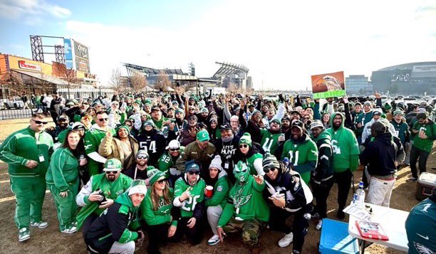 4thandJawn's tweet photo. #4thandjawn #Eagles #Raiders TAILGATE 
• FREE to attend…FREE Food and drink! (Bring whatever you like to eat or drink)
• Lot G2
• Beer provided by @budlight 
•Hard Ice Tea by @crookedtea 
• Hydration by @drinkrecover 
• Cheesesteaks by @HollywoodHearn 
• Pizza by Francello’s Pizzeria & Ristorante
•Steaks provided by Cifelli’s Pizza 

👉*While supplies last* 

🎶by DJ Lowski 

Free to attend. Bring the Eagles vibes!

Flyer design by @winescreative 
#4thandjawn #4thandjawntailgate #eagleseverywhere #eagles #flyeaglesfly #hydratebetter