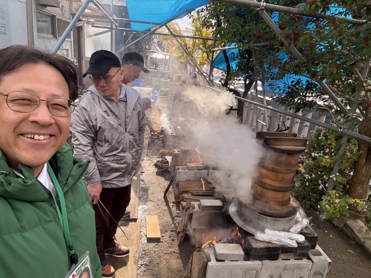 弓場八幡さんのお餅つきも朝早くからお世話役様が大活躍です。 餅米を