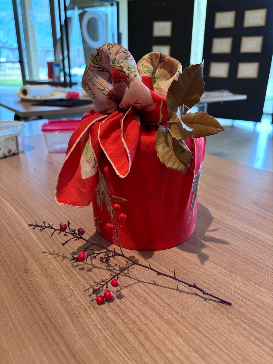 CanTronaCCN's tweet photo. 🎨 L’últim taller de l’any va ser d'allò més creatiu i entretingut!

La Cristina Domínguez @madamesunday ens va ensenyar la tècnica Furoshiki per embolicar regals 🎁 i com decorar el nostre propi mocador amb pintures i plantilles de símbols típics de la cultura japonesa 🌸 https://t.co/BqnZ2lf7Qt