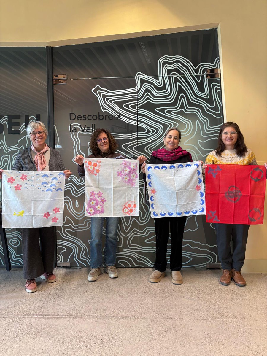 CanTronaCCN's tweet photo. 🎨 L’últim taller de l’any va ser d'allò més creatiu i entretingut!

La Cristina Domínguez @madamesunday ens va ensenyar la tècnica Furoshiki per embolicar regals 🎁 i com decorar el nostre propi mocador amb pintures i plantilles de símbols típics de la cultura japonesa 🌸 https://t.co/BqnZ2lf7Qt