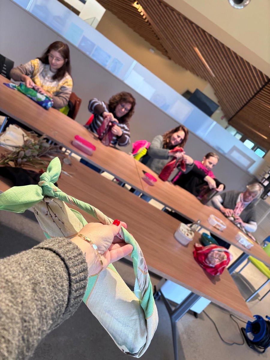CanTronaCCN's tweet photo. 🎨 L’últim taller de l’any va ser d'allò més creatiu i entretingut!

La Cristina Domínguez @madamesunday ens va ensenyar la tècnica Furoshiki per embolicar regals 🎁 i com decorar el nostre propi mocador amb pintures i plantilles de símbols típics de la cultura japonesa 🌸 https://t.co/BqnZ2lf7Qt