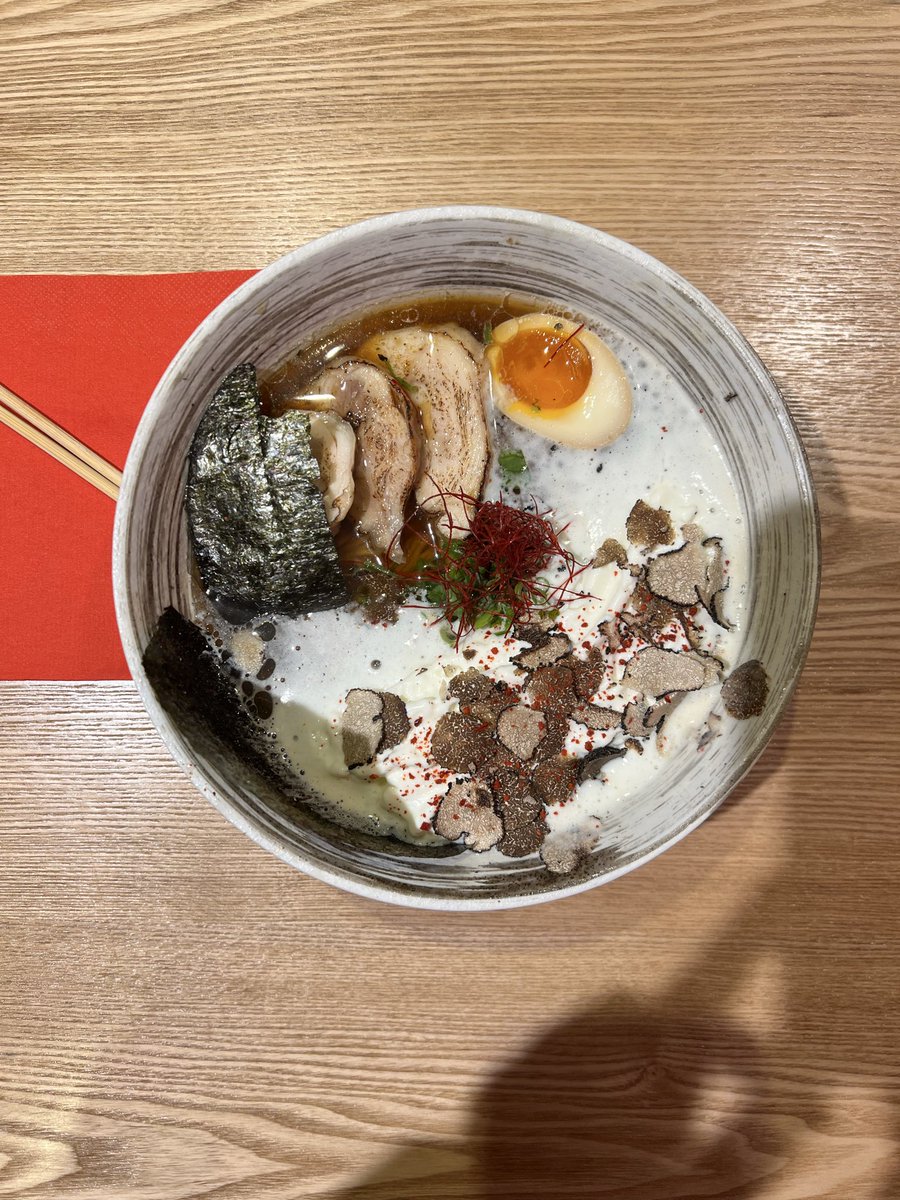blgaya's tweet photo. 昨日、クリスマスマーケットで、寒い中ラーメン食べられたら最���なのに！って言いながら歩いていたらいきなり目の前にラーメン屋が現れ、25ユーロのラーメンを食べました。無茶苦茶温まって美味しかったけど、
日本円には換算しない… https://t.co/iDhX29iKP3