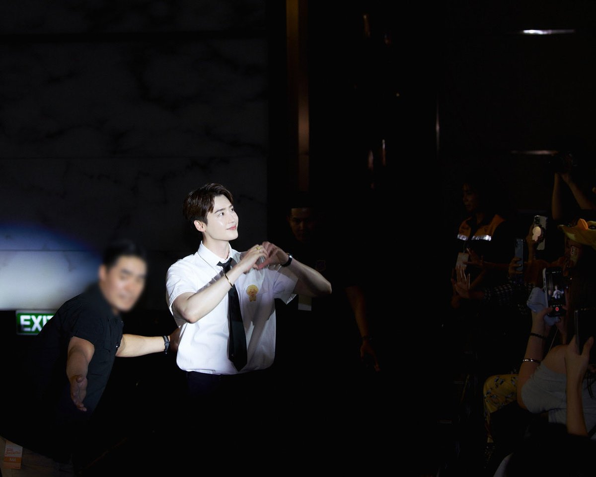 SECRET_Styled's tweet photo. With ชาวไทย สุดปลื้ม! “อีจงซอก” จากบทนักข่าวในซีรีส์ จุดประกายฝันเด็กมัธยม สู่การเป็นนักข่าวตัวจริง โมเมนต์แห่งแรงบันดาลใจกลายเป็นไวรัลชั่วข้ามคืน

#LEEJONGSUK_With_JustLikeThis #With_JustLikeThis_in_BKK #2025LEEJONGSUKinBKK
#이종석 #LEEJONGSUK #ACEFACTORY #ACCOMPANY #SOLEUENT

เชื่อว่าเป็นอีกหนึ่งค่ำคืนที่แฟน ๆ ชาวไทยจะไม่มีวันลืม กับงานแฟนมีตติ้งสุดอบอุ่นและใกล้ชิดของ “อีจงซอก” ซูเปอร์สตาร์จากเกาหลีใต้ ที่บินลัดฟ้ากลับมาเจอแฟน ๆ ไทยอีกครั้งในงาน “2025 LEE JONG SUK ASIA FANMEETING TOUR [With : Just Like This] in BANGKOK” โดยผู้จัด SOLE U ENTERTAIN เมื่อวันเสาร์ที่ 6 ธันวาคม 2568 ณ TRUE ICON HALL, ICONSIAM ท่ามกลางเสียงกรี๊ดของเหล่า With (ชื่อแฟนคลับ) ที่แน่นเต็มฮอลล์ตั้งแต่ต้นจนจบ 
.
เปิดฉากความสุขด้วยเซอร์ไพรส์โชว์สเต็ปสุดมันส์ เรียกเสียงกรี๊ดกระหึ่มตั้งแต่วินาทีแรก ก่อนที่อีจงซอกจะกล่าวต้อนรับแฟน ๆ อย่างเป็นทางการ พร้อมเผยความรู้สึกว่า “แฟน ๆ ชาวไทยเป็นแฟนคลับที่มอบเสียงกรี๊ดให้ผมดังที่สุด” สร้างบรรยากาศอบอุ่นตั้งแต่ต้นจนจบ
.
อีกหนึ่งช่วงไฮไลท์กับกิจกรรม “With JS” ที่เปิดโอกาสให้แฟน ๆ ทั้งทางออนไลน์และผู้ร่วมงาน ได้ร่วมแชร์โมเมนต์แห่งความทรงจำ โดยมีแฟนสาวชาวไทยเล่าเรื่องราวชีวิตในวัยเด็กที่เคยสับสนกับเส้นทางการศึกษา ก่อนจะได้รับแรงบันดาลใจจากซีรีส์เรื่อง “Pinocchio” จนนำไปสู่การตัดสินใจศึกษาต่อในคณะวารสารศาสตร์และสื่อสารมวลชน และก้าวสู่อาชีพ นักข่าว ในวันนี้ โมเมนต์ดังกล่าวกลายเป็นไวรัลบนโลกโซเชียล สร้างความตื้นตันใจให้ทั้งอีจงซอกและแฟน ๆ ไปพร้อมกัน
.
ความสนุกยังดำเนินต่อในช่วง “JS Puzzle” กับการสุ่มผู้โชคดีรับของขวัญสุดพิเศษ รวมถึงกิจกรรม Dress Code “เป็ด” ที่แฟน ๆ ชาวไทยจัดเต็มอย่างสร้างสรรค์ ซึ่งเป็นกิจกรรมจากทัวร์ก่อนหน้า และในครั้งนี้อีจงซอกยังเลือก With ผู้โชคดีให้เป็นผู้กำหนด Dress Code ครั้งต่อไป นั่นคือ Dress Code “สีเขียว” เรียกเสียงฮือฮาไปทั่วฮอลล์
.
นอกจากนี้ยังมีเกมสุดสนุกมากมาย ไม่ว่าจะเป็นม้วนทิชชู่ เดาะลูกปิงปอง ถังโจรสลัด และโยนห่วง ที่แฟน ๆ ได้ร่วมเล่นกับอีจงซอกอย่างใกล้ชิด สร้างโมเมนต์ฟินที่ยากจะลืมเลือน
.
ปิดท้ายค่ำคืนด้วยการถ่ายภาพร่วมกันเป็นที่ระลึก ก่อนที่อีจงซอกจะกล่าวขอบคุณแฟน ๆ ด้วยความซาบซึ้งว่า “ขอบคุณแฟน ๆ ที่มาวันนี้ครับ วันนี้เป็นงานแฟนมีตติ้งที่พิเศษมากสำหรับผม และเป็นวันที่ผมจะไม่มีวันลืมไปตลอดชีวิตครับ” พร้อมโชว์พิเศษส่งท้ายอย่างงดงาม ปิดจบงานแฟนมีตติ้งครั้งนี้อย่างประทับใจ
.
สามารถติดตามรายละเอียดเพิ่มเติมได้ทาง Sole U Entertain
Facebook : https://t.co/CmB1JXIqTc
Instagram : https://t.co/23CYSnpifQ
Tiktok : https://t.co/pJY9Q0QMqz
X : https://t.co/uFgvDUe7Xt