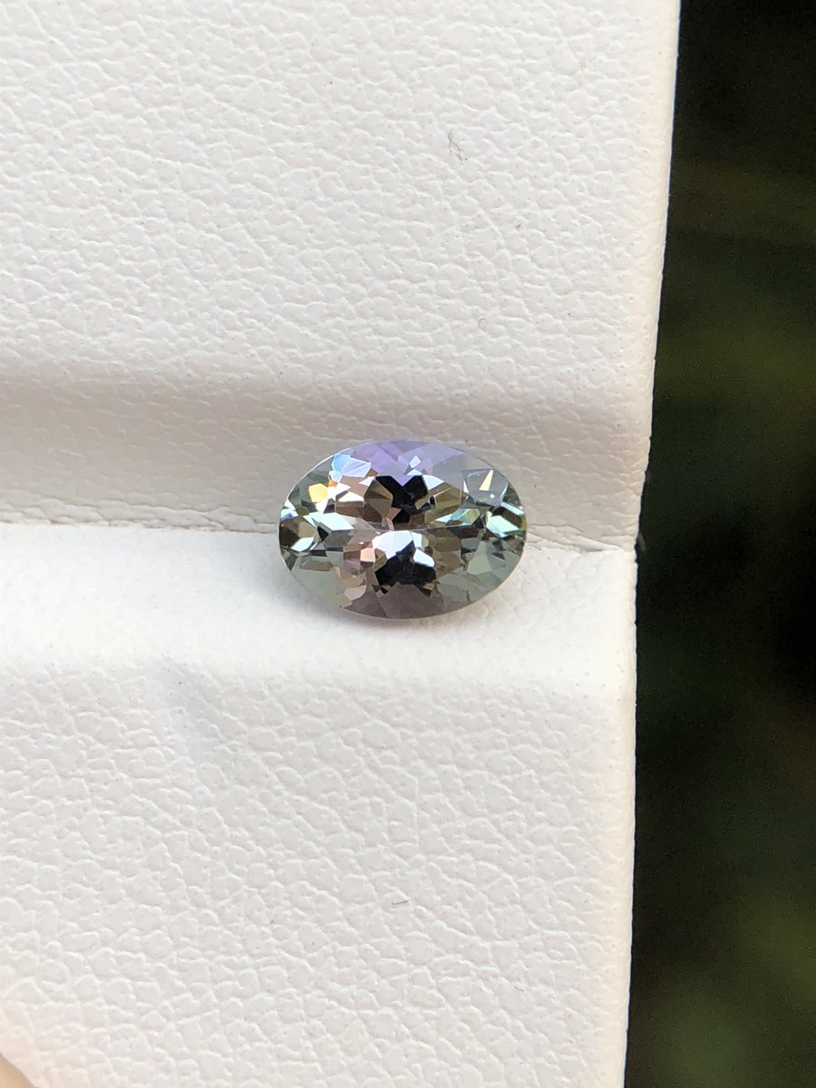 天然タンザナイト 淡いマーメイドカラー（オーバルカット） サイズ：7