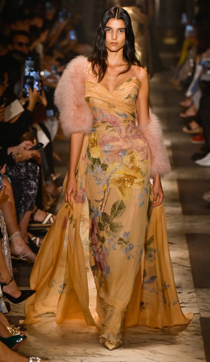 Vogue_Fashion0's tweet photo. الممثلة الهندية
علياء بهات
من تكريمها بجائزة Horizon
على هامش فعاليات #مهرجان_البحر_الاحمر_السينمائي 
فستان علياء حمِل توقيع المصمم اللبناني
إيلي صعب
مجموعة خريف/شتاء 2025

أنيقة بشكل مُنعش…🤎

#AliaBhatt 
#ElieSaab https://t.co/w4MpyOKAO3