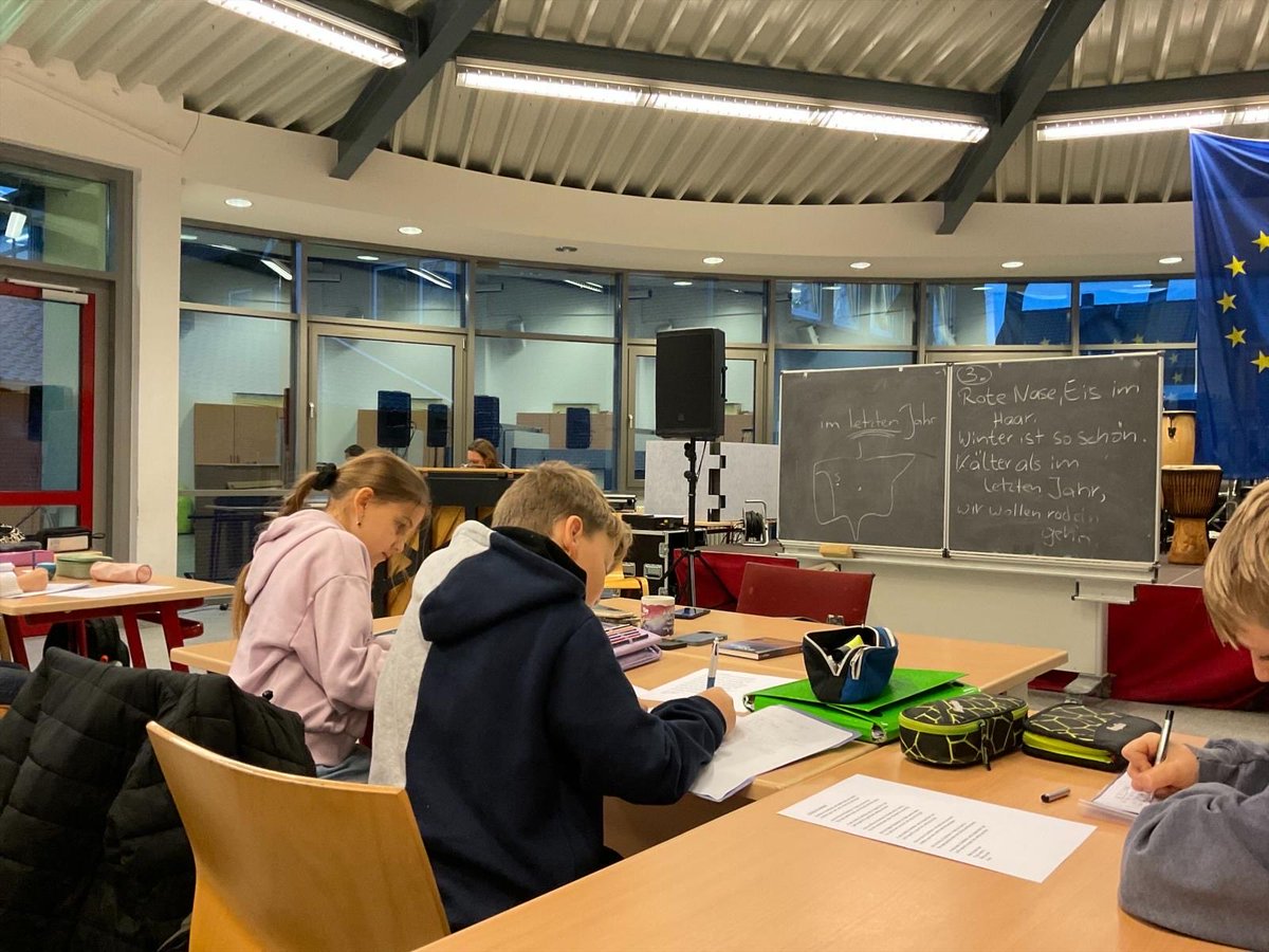 QuercusIeso's tweet photo. Cruz, nuestra profe de música ha realizado un jobshadowing en Alemania durante una semana. Una oportunidad para conocer las metodologías didácticas y enriquecerse en @srw_waltrop_official 

🇩🇪🛫🧳✨👩‍🏫

@educacyl 
@sepiegob 
@EUErasmusPlus https://t.co/YEFoLNGRwj