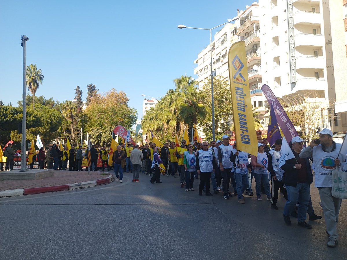 Emekçiler asgari ücret görüşmeleri için Antalya dan Ankara ya  ses yükseltti rantiyeye değil , savaşa değil , Emekçilere  bütçe ..