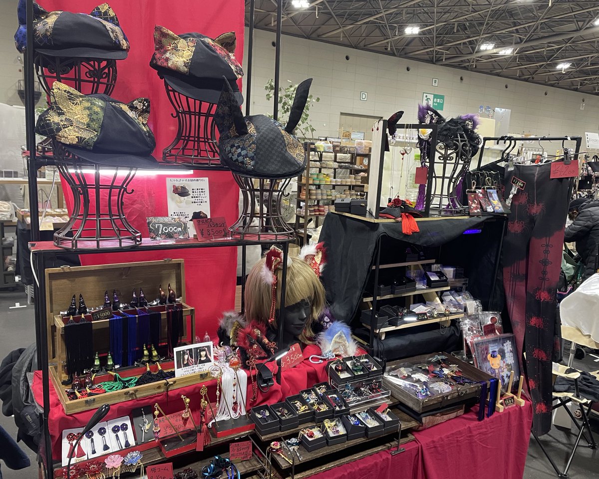 名古屋クリマ終了して帰りの新幹線です。お立ち寄り下さった皆さまありがとうございました！1年ぶりの名古屋、常連様やウチの商品を身に付けて会いに来てくださる方も沢山で嬉しかったです☺️

次はコミケ。年内ラスト出店！お誕生日もクリスマスも無視して休まず作りますのでよろしくお願い致します🥺