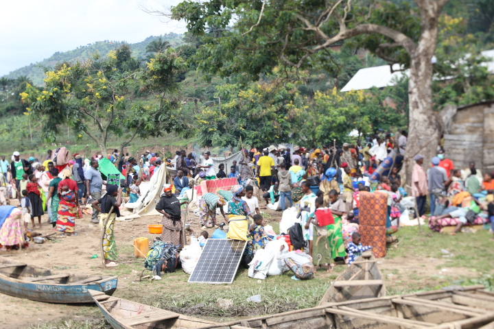 UNHCR_Burundi's tweet photo. ⚠️New arrivals continue in🇧🇮. Families fleeing violence in #SouthKivu are now arriving on small boats via Lake #Tanganyika to Magara &amp; Rumonge; new entry points.#UNHCR #ONPRA are on the ground. Safe transfers and adequate reception are top priorities and urgent support is needed. https://t.co/z6dpvqFk1W