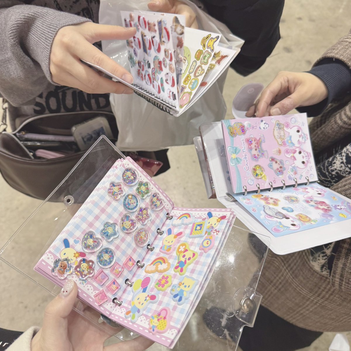 ♡12.14♡
真っ白ふわふわ萌ちゃん可愛かった🥹🤍
萌ちゃんも一緒にシール交換しようね🎶