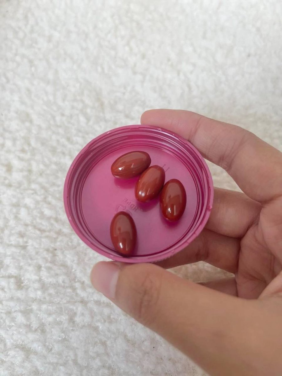 Advice from Skin Dr sendiri — ambil astaxanthin glutathione sehari sekali kalau nak skin makin cerah satu badan. Glowing ye bukan putih pucat mcm cocok whitening drip tu. Segala keladak hitam2 tona tak sekata semua boleh settle with this holy grail astaxanthin 💗💗🌸 tapi sayang,