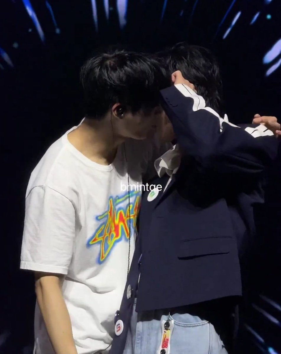 squishynominct's tweet photo. jenooo… why didn’t you whisper in his right ear? why the left one… it looks like you’re kissing jaemin omggg i like it sksksk 😭😭😭 https://t.co/WpcXI1Q05h