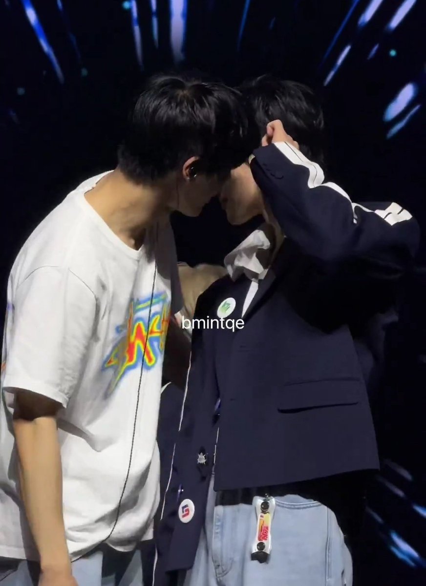 squishynominct's tweet photo. jenooo… why didn’t you whisper in his right ear? why the left one… it looks like you’re kissing jaemin omggg i like it sksksk 😭😭😭 https://t.co/WpcXI1Q05h