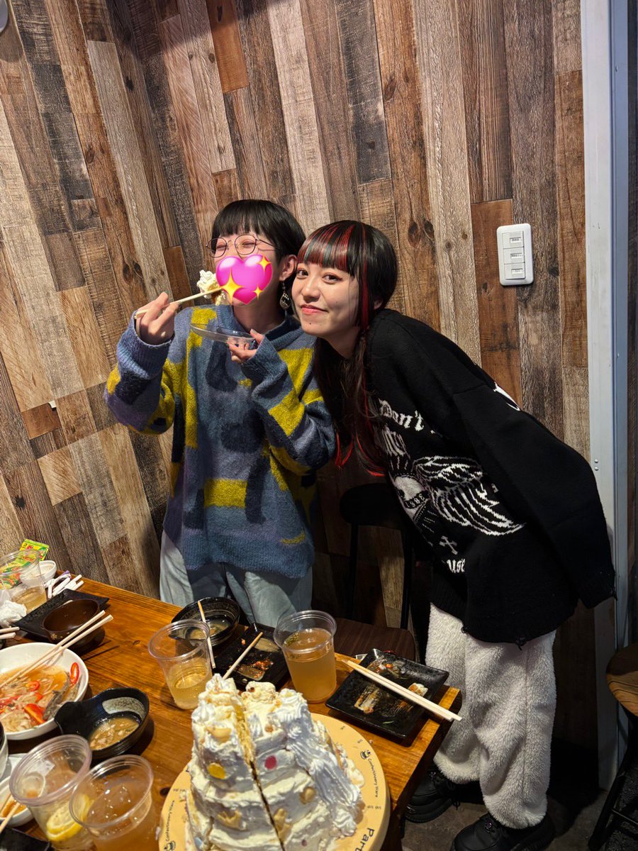 昨日はFCM忘年会へ！お店に行ったらゲンガーがいてテンションぶち上がり♡笑
お酒とお料理もおいしかったしなによりも楽しかった〜🙂‍↕️
ちゃるのケーキも美味しく(？)いただきました🎂

28日も楽しみだー！！！❤️‍🔥