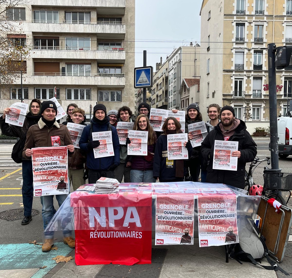 Sur les marchés de #Grenoble ce matin pour discuter de notre campagne #Municipales2026 et vendre le nouveau numéro de notre journal #Révolutionnaires!
<a href="/npa_revo/">Nouveau Parti Anticapitaliste - Révolutionnaires</a>