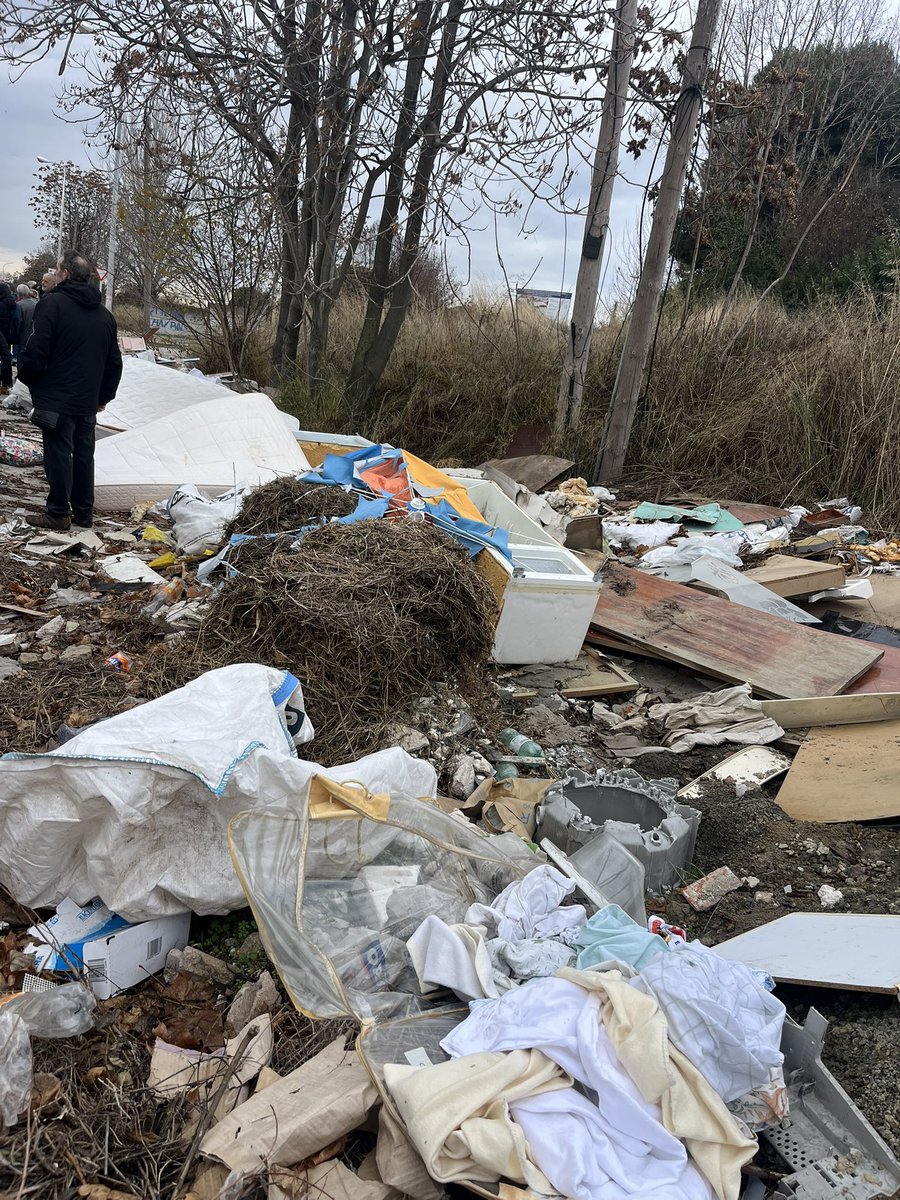 En la marcha a la Incineradora de Valdemingomez convocada por colectivos vecinales, junto con compañeras de <a href="/IU_Madrid/">IU Madrid🔻</a> y <a href="/elpcm/">Partido Comunista de Madrid</a>. 

Ayuntamiento y Comunidad permiten que siga abierta incumpliendo los sistemas de seguridad que exige Europa. 

¡La incineración no es la solución!