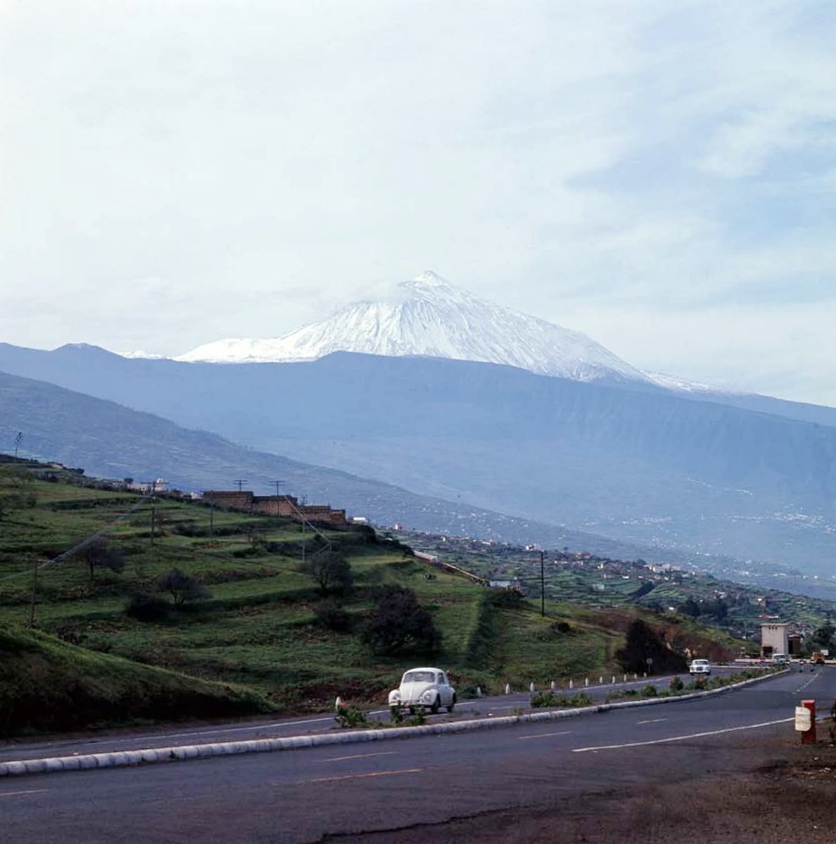 Un Antes!
Autovía del Norte, la curva de #ElSauzal delante, con el impresionante Teide nevado.
#Tenerife
Año1967
📷 Nicolás Muller
(1913-2000 †)
📷#AntiguaTenerife