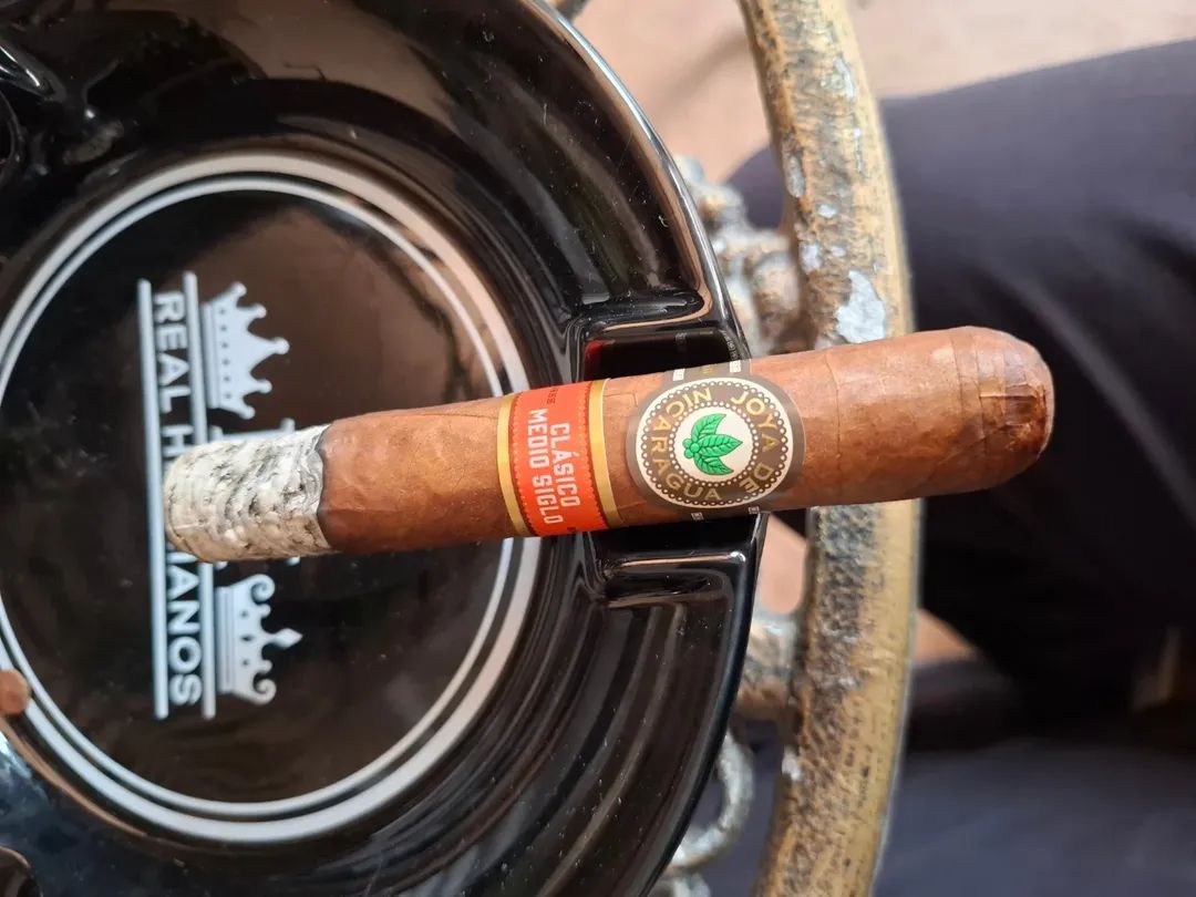 haifprogram's tweet image. Newcomer coming through 

Cigar: @joyacigars Clásico Medio Siglo (Nicaragua| Handmade)
Size: Robusto

#cigar #nicaraguancigar #joyadenicaraguacigars #joyadenicaraguaclasicomediosiglo