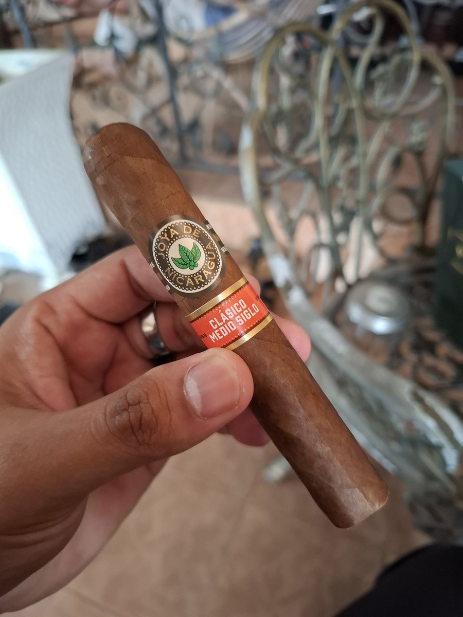 haifprogram's tweet image. Newcomer coming through 

Cigar: @joyacigars Clásico Medio Siglo (Nicaragua| Handmade)
Size: Robusto

#cigar #nicaraguancigar #joyadenicaraguacigars #joyadenicaraguaclasicomediosiglo