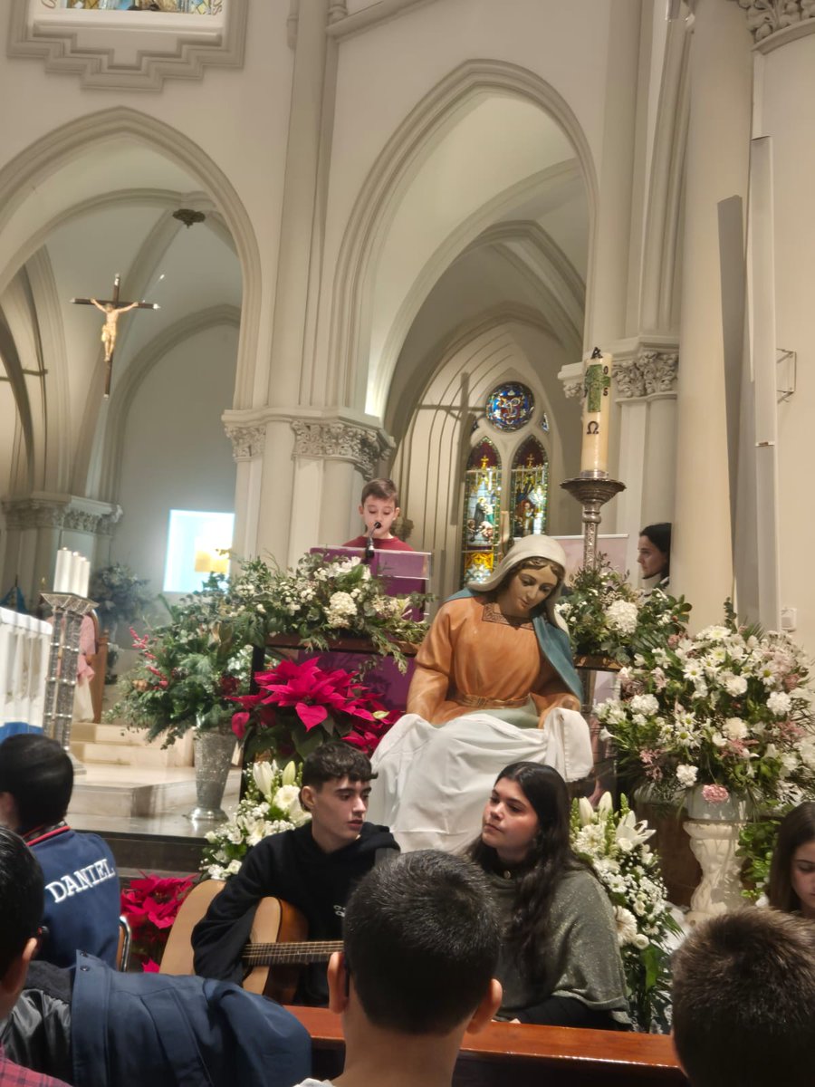 Celebramos con Alegría la Eucaristia del tercer Domingo de Adviento. Nuestros alumnos de EPO colaboran leyendo, cantando y ayudando en la misa junto con  JMV, profesores y Hermanas. ¡Paciencia y alegría que el Niño Dios llega ya! #colegiosHHCC #EducaciónVicenciana