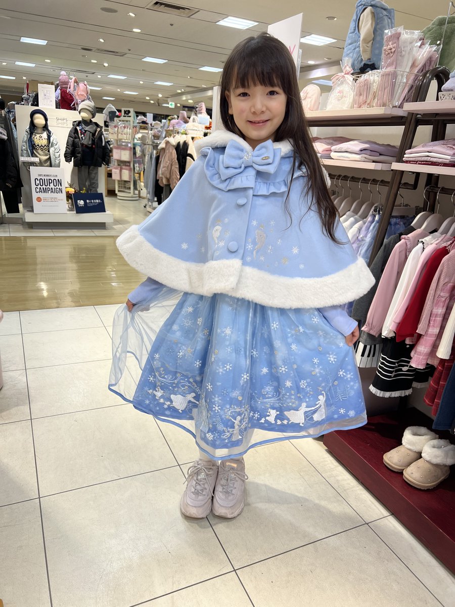 買おうか悩んでいるこちらのメゾピアノのワンピースとケープ👸 いくら